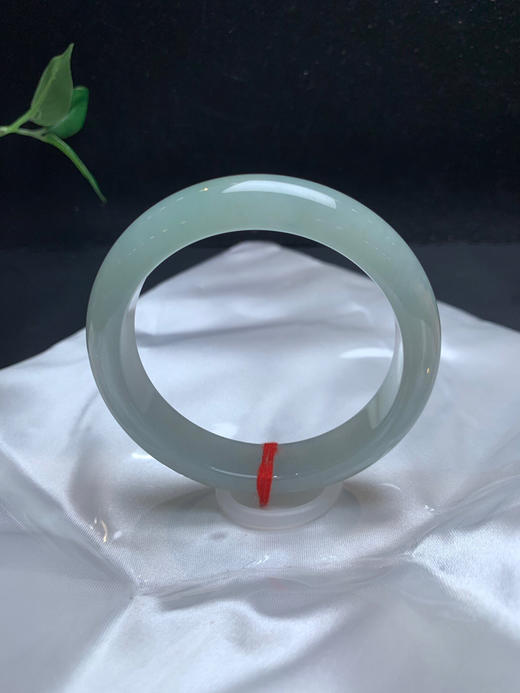 612626，56.5冰晴底正圈手镯，整条都冰冰润润的，一截颜色略深一些，干净清爽 商品图0