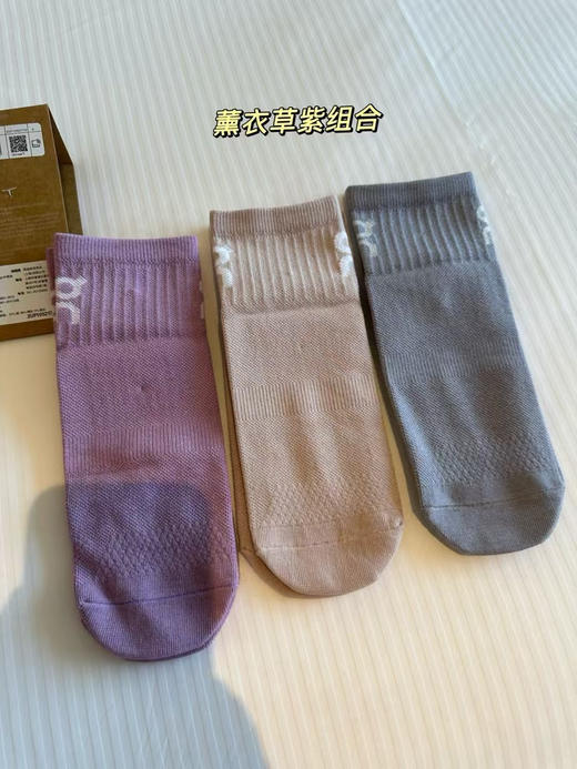 原单正品昂跑情侣款 中筒袜！材质棉➕锦纶➕氨纶，弹力大。均码36-45。
请可以无条件相信昂跑，很多跑马拉松都会选择昂跑，闭眼囤吧各位
五个色，一卡三双
原价220一卡，现特价99两卡六双包邮 商品图6