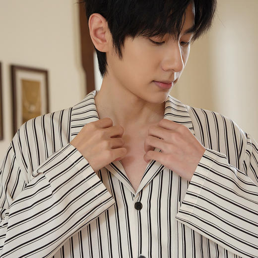 极简风男士条纹长袖套装（情侣款） 商品图1