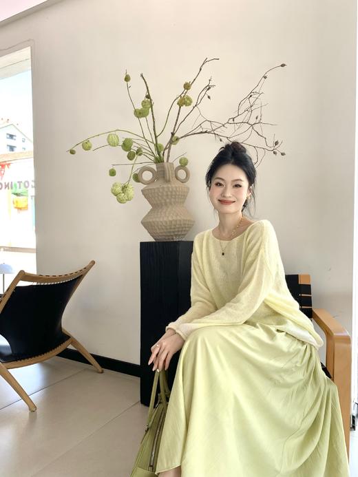 🔥【伊泺杉春日阳光黄绿色套裙】❗早春氛围感💛🍃 ‼️配色极度让人舒适，🌿绿意中带着烂漫的明黄色 不经意间的融合 整身薄薄的带着一丝镂空感  商品图3