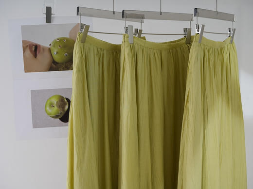 🔥【伊泺杉春日阳光黄绿色套裙】❗早春氛围感💛🍃 ‼️配色极度让人舒适，🌿绿意中带着烂漫的明黄色 不经意间的融合 整身薄薄的带着一丝镂空感  商品图2