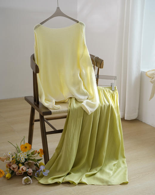 🔥【伊泺杉春日阳光黄绿色套裙】❗早春氛围感💛🍃 ‼️配色极度让人舒适，🌿绿意中带着烂漫的明黄色 不经意间的融合 整身薄薄的带着一丝镂空感  商品图0