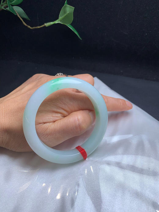 612630，57.5飘绿手镯，底子细腻。飘清新绿花。 商品图5