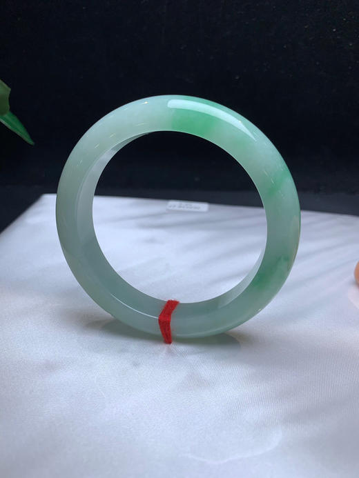 612634，56.5 飘绿手镯，有种有色，底子润润，油油的，一大截飘绿 商品图4