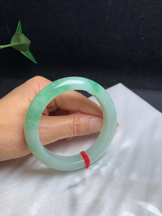 612634，56.5 飘绿手镯，有种有色，底子润润，油油的，一大截飘绿 商品图5