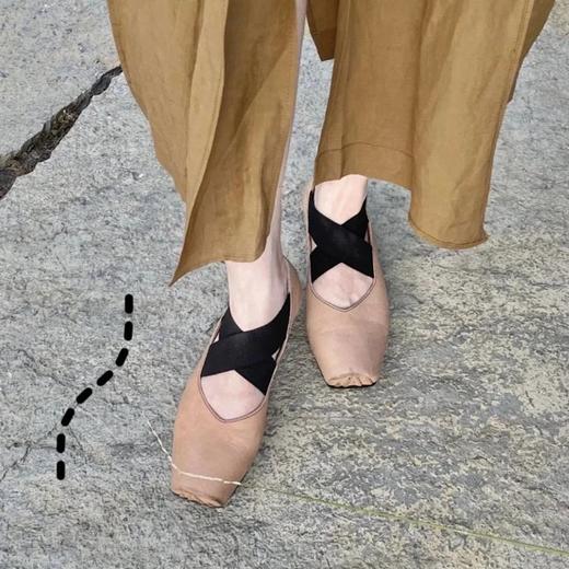 渠道货  UMA经典芭蕾舞鞋  暗黑风手工鞋  猪鼻子绑带方头单鞋 商品图0