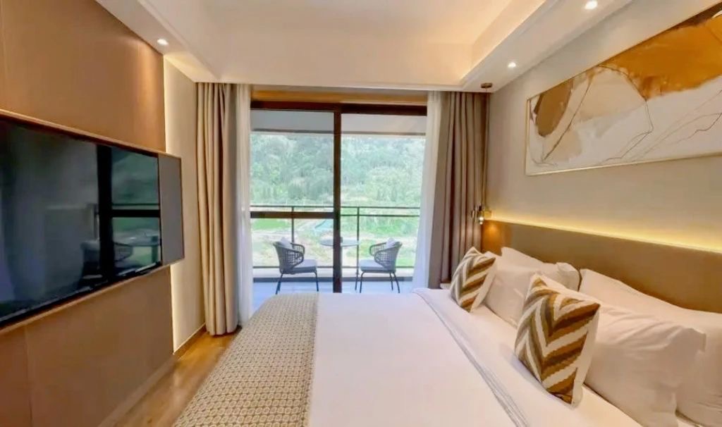 【雅安龙苍沟· 桌山黑石度假公寓】
🌿徒步吸氧，玩转绿野秘境
🌸毗邻大熊猫国家公园 春日花海如绯云 四季桌山美景