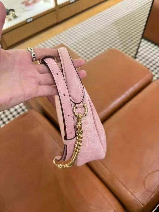 ¥1599🌸🌸久违的心动｜Coach小号 Carmen 半月包，粉粉嫩嫩的颜色超好看，可以斜挎 商品图1