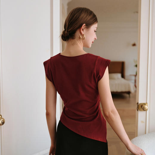 OLrain欧芮儿红色设计感V领T恤女夏季2025年新款修身显瘦套头上衣 商品图5