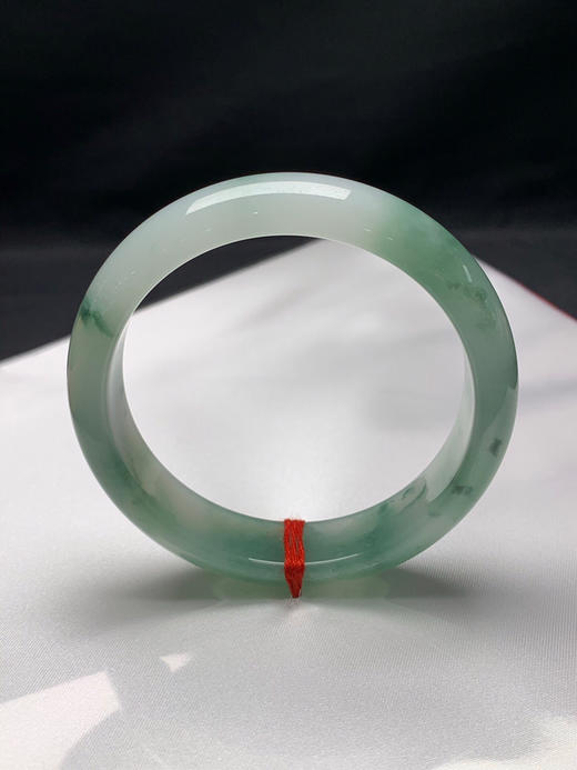 612636，57.6圈口，冰飘绿正圈平安镯，底子冰胶有光感，飘晴绿花色，颜色清爽淡雅 商品图3