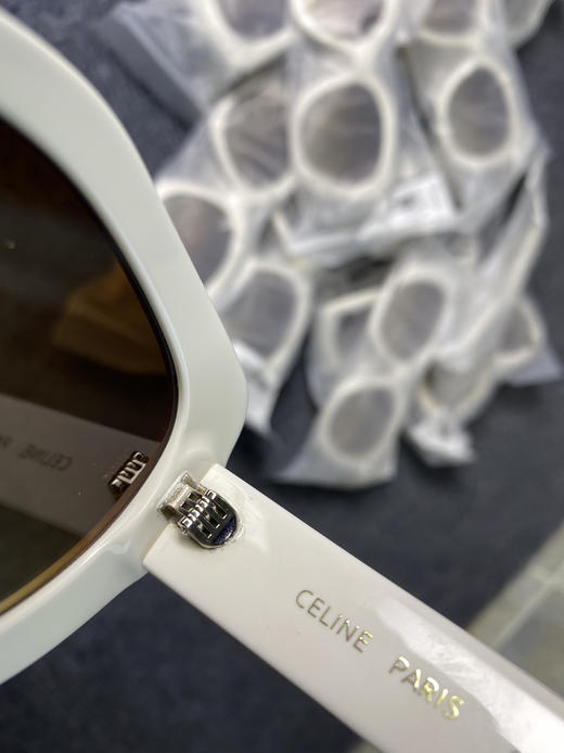 原单正品 CELINE 赛琳 TRIOMPHE 凯旋门女款墨镜

原价1999。全出口订单，外贸大货所以没有包装。 商品图9