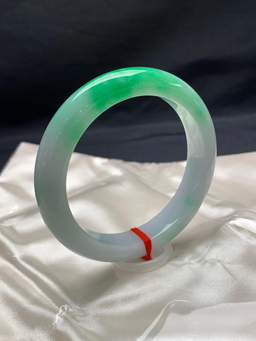 612640，61.8圈口，飘绿正圈平安镯，白底飘阳绿，细腻有水 商品图1