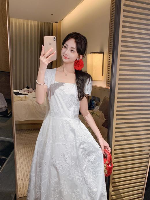 张心子【Spring度假日】夏款度假风镂空刺绣气质显瘦连衣裙 U2504019 商品图1