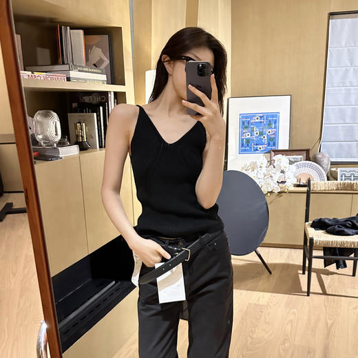 ROMI STUDIO“内外兼备”亚麻坑条修身V领针织透气吊带背心 M3673 商品图0