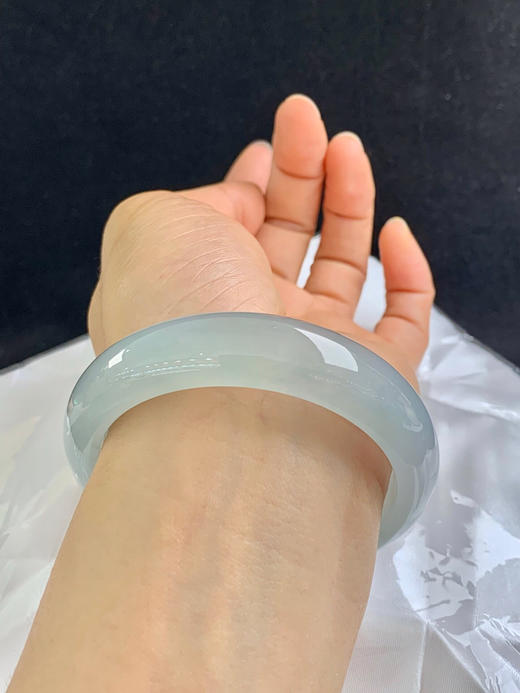 612639，59圈口，冰晴正圈平安镯，晴蓝底色，色泽纯净，条形厚装，冰透起光 商品图5