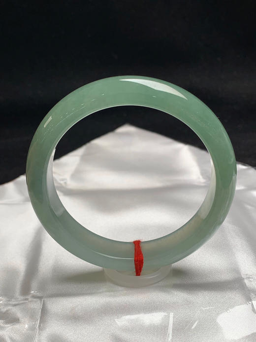 612638，57.3圈口，冰油青正圈平安镯，半山半水色，淡雅湖水绿，冰透有光感 商品图0