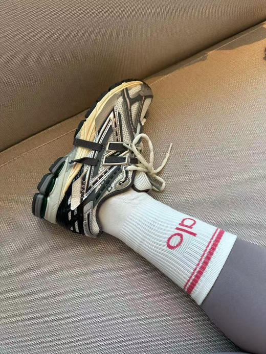 原单正品alo瑜伽袜 共14各色，随意选择！！！！每个都是单独包装！可以和lulu媲美的袜子
面料轻薄透气，一年四季都能驾驭，不分年纪不分搭配颜色轻松拿捏！35~43码都能穿~
特价💰69四双包邮 商品图4