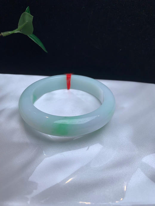 612630，57.5飘绿手镯，底子细腻。飘清新绿花。 商品图4