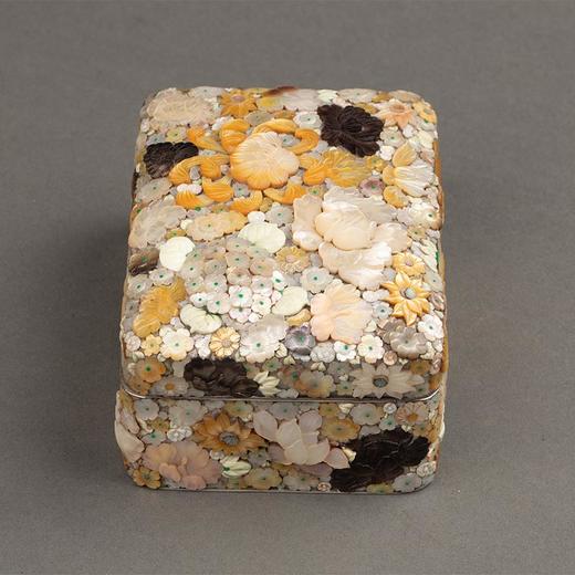 独角鹿西洋古董 19世纪末20世纪初日本明治时期出品梨地莳绘装饰千花纹样款芝山镶嵌珍宝盒 商品图1