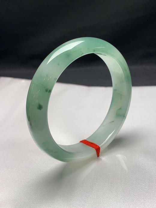 612636，57.6圈口，冰飘绿正圈平安镯，底子冰胶有光感，飘晴绿花色，颜色清爽淡雅 商品图1