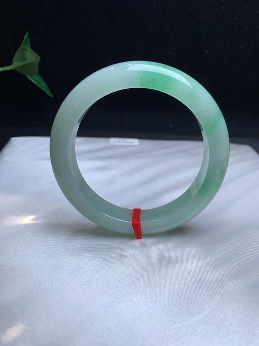 612634，56.5 飘绿手镯，有种有色，底子润润，油油的，一大截飘绿 商品图2