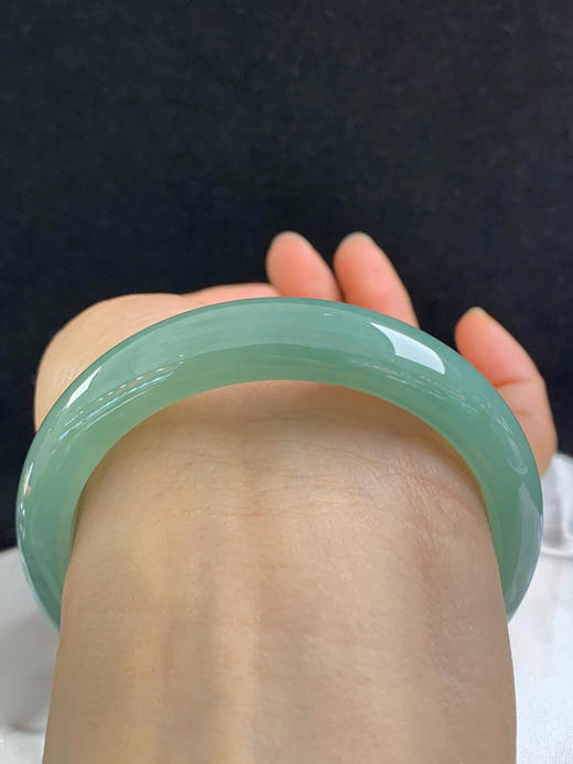 612638，57.3圈口，冰油青正圈平安镯，半山半水色，淡雅湖水绿，冰透有光感 商品图4