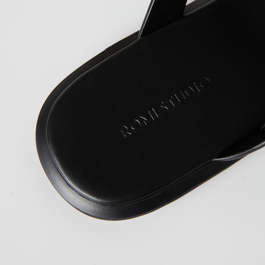 ROMI STUDIO"随性百搭"简约休闲设计感线条套趾平底黑色拖鞋S8008 商品图4