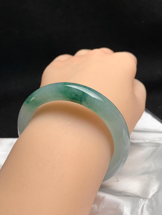 612637，49.8圈口，冰飘花正圈平安镯，淡晴底色飘绿花，种老水足，冰透有光 商品图4
