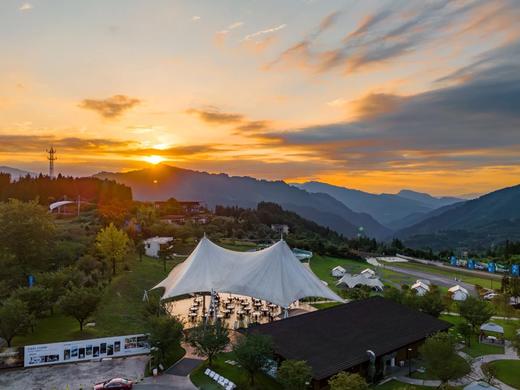 【雅安龙苍沟· 桌山黑石度假公寓】
🌿徒步吸氧，玩转绿野秘境
🌸毗邻大熊猫国家公园 春日花海如绯云 四季桌山美景 商品图5