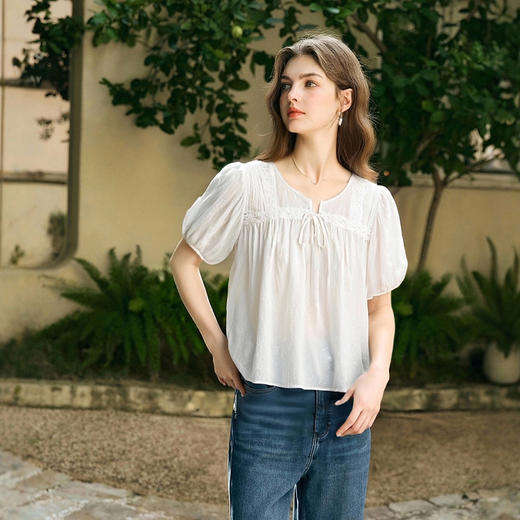 OLrain欧芮儿白色花边娃娃圆领小衫女夏季2025新款度假风宽松上衣 商品图3