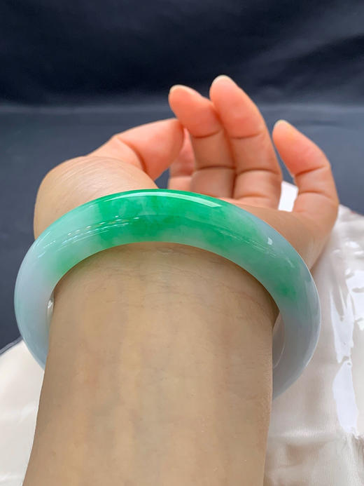 612640，61.8圈口，飘绿正圈平安镯，白底飘阳绿，细腻有水 商品图5