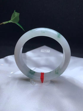 612631，57.5糯冰飘花手镯，干干净净的白底，飘清新淡雅的蓝花