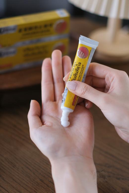 【泰国🇹🇭sulai 素莱万能湿疹小黄膏 】✅不含激素，狼毒+6种中草药配方，高效拔毒止痒  ✅五秒吸收，渗透肌肤底层，深层修护皮肤  ✅针对反复瘙痒、湿疹顽癣、皮炎过敏、蚊虫叮咬，有奇效 商品图1