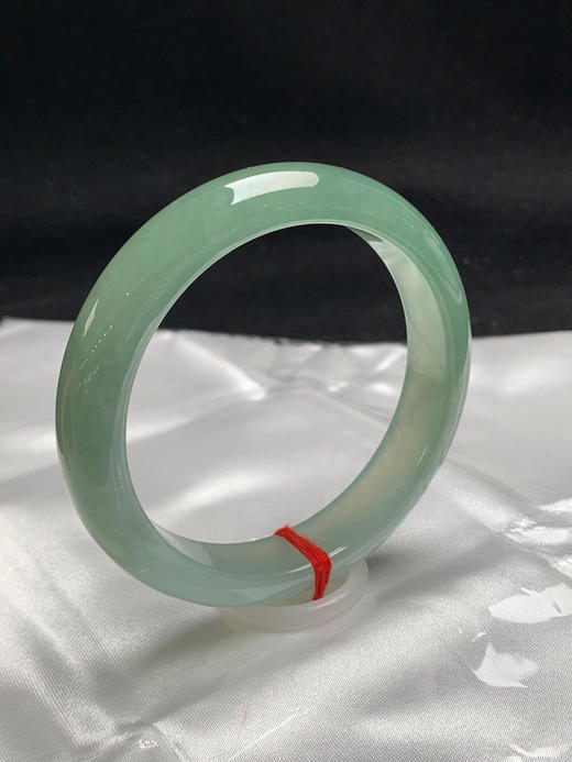 612638，57.3圈口，冰油青正圈平安镯，半山半水色，淡雅湖水绿，冰透有光感 商品图1