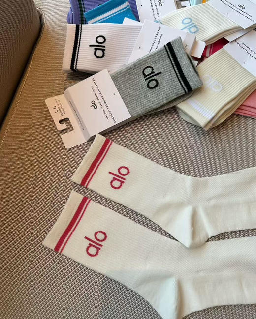 原单正品alo瑜伽袜 共14各色，随意选择！！！！每个都是单独包装！可以和lulu媲美的袜子
面料轻薄透气，一年四季都能驾驭，不分年纪不分搭配颜色轻松拿捏！35~43码都能穿~
特价💰69四双包邮 商品图5