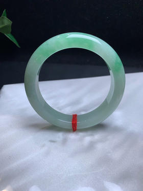612634，56.5 飘绿手镯，有种有色，底子润润，油油的，一大截飘绿