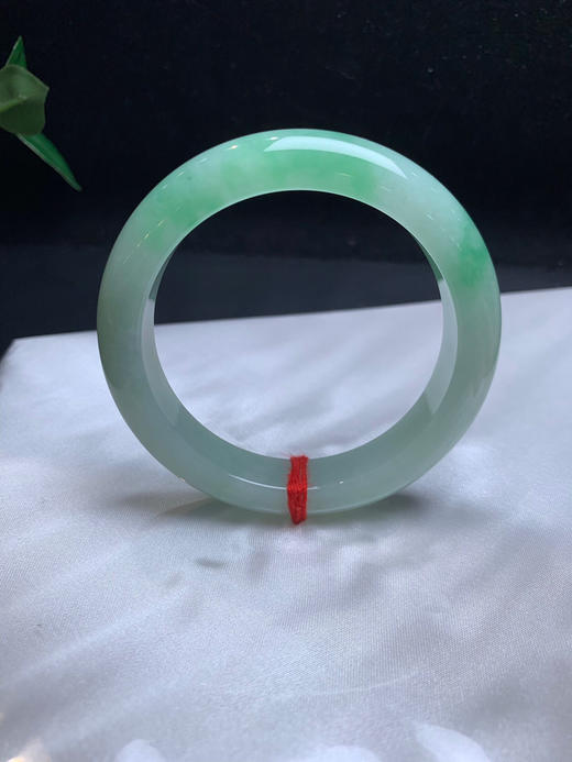 612634，56.5 飘绿手镯，有种有色，底子润润，油油的，一大截飘绿 商品图0