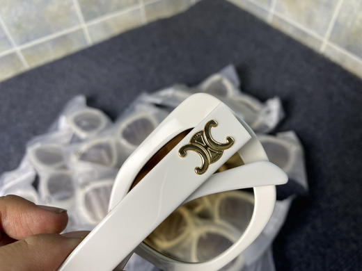 原单正品 CELINE 赛琳 TRIOMPHE 凯旋门女款墨镜

原价1999。全出口订单，外贸大货所以没有包装。 商品图6