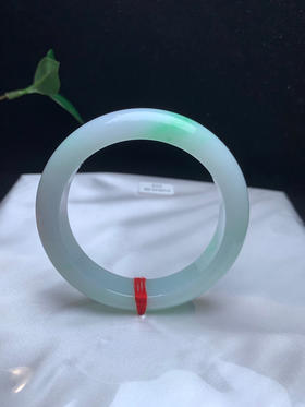 612630，57.5飘绿手镯，底子细腻。飘清新绿花。