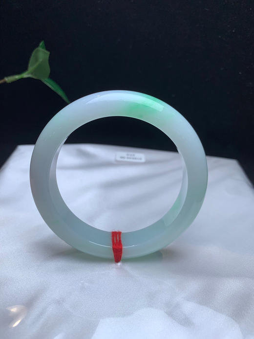 612630，57.5飘绿手镯，底子细腻。飘清新绿花。 商品图0