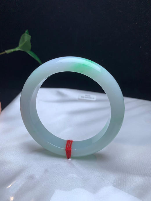 612630，57.5飘绿手镯，底子细腻。飘清新绿花。 商品图3