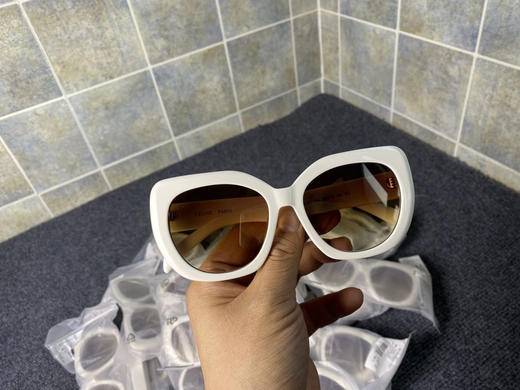 原单正品 CELINE 赛琳 TRIOMPHE 凯旋门女款墨镜

原价1999。全出口订单，外贸大货所以没有包装。 商品图5