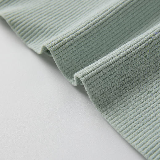 ROMI STUDIO“随手穿”系列法式圆领修身细坑条灰绿色吊带背心M3714 商品图6