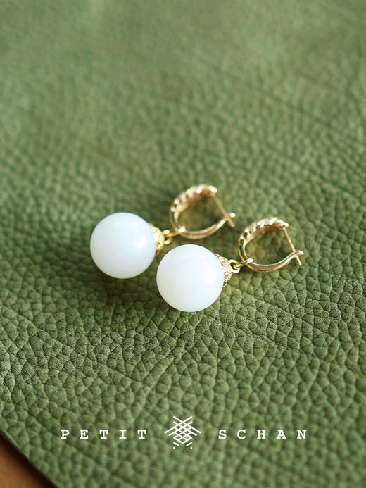 PETIT SCHAN小闪 JEW#022 congealed fat 凝脂 18K金和田玉顶俄巴莎高白白玉15mm耳环 商品图2