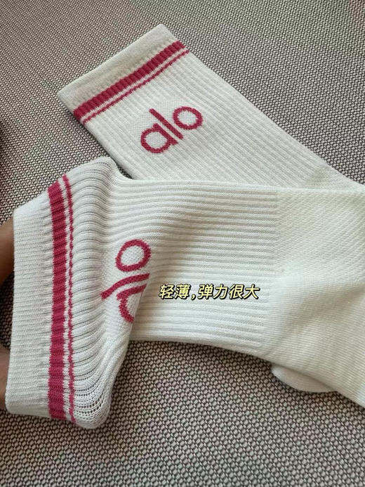 原单正品alo瑜伽袜 共14各色，随意选择！！！！每个都是单独包装！可以和lulu媲美的袜子
面料轻薄透气，一年四季都能驾驭，不分年纪不分搭配颜色轻松拿捏！35~43码都能穿~
特价💰69四双包邮 商品图6
