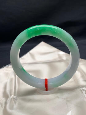 612640，61.8圈口，飘绿正圈平安镯，白底飘阳绿，细腻有水