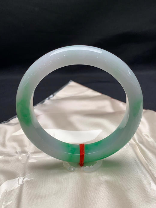 612640，61.8圈口，飘绿正圈平安镯，白底飘阳绿，细腻有水 商品图3