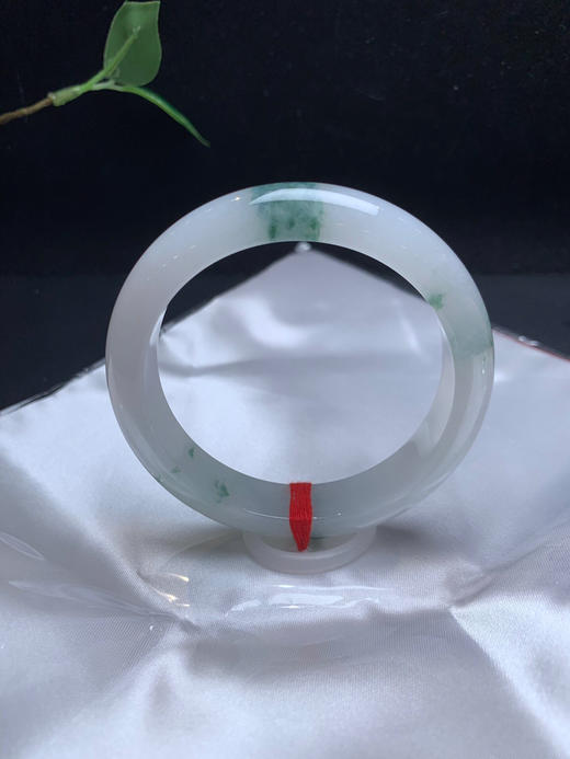 612631，57.5糯冰飘花手镯，干干净净的白底，飘清新淡雅的蓝花 商品图1