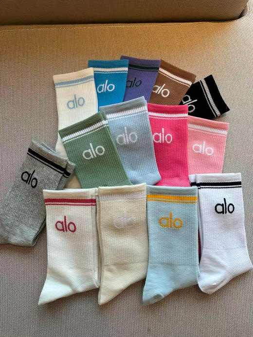 原单正品alo瑜伽袜 共14各色，随意选择！！！！每个都是单独包装！可以和lulu媲美的袜子
面料轻薄透气，一年四季都能驾驭，不分年纪不分搭配颜色轻松拿捏！35~43码都能穿~
特价💰69四双包邮 商品图0