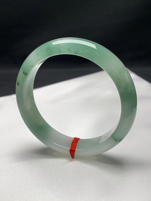 612636，57.6圈口，冰飘绿正圈平安镯，底子冰胶有光感，飘晴绿花色，颜色清爽淡雅 商品图2